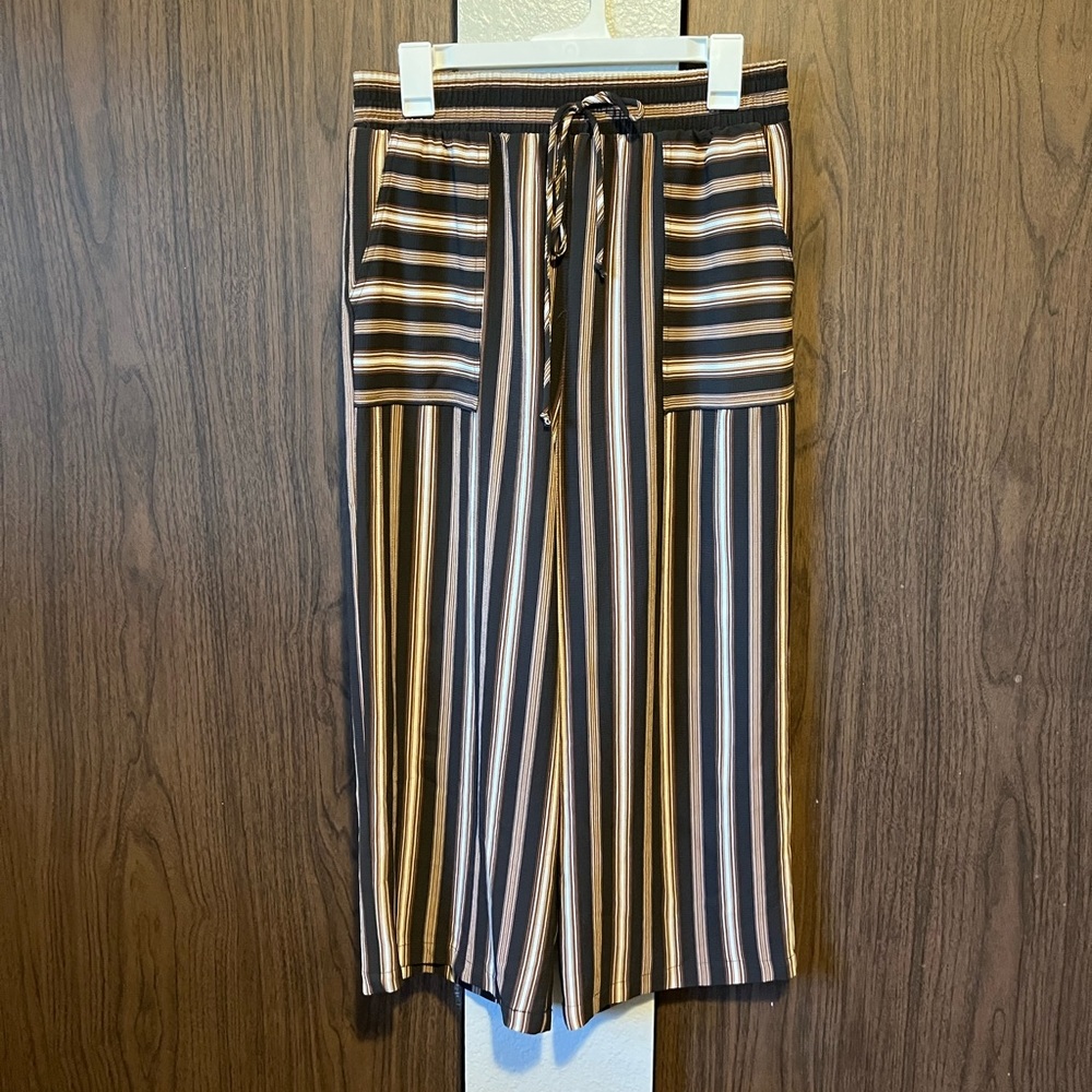 Size Medium Cropped Flowy Pant